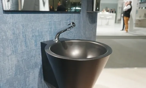 Descubra en vídeo el lavabo negro mate MINI BAILA, que aportará estilo a sus aseos. ¡Atrévase con el estilo «mix and match»!