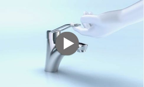 Ergonomía: grifo mezclador mural con maneta Hygiene para un accionamiento sin contacto manual