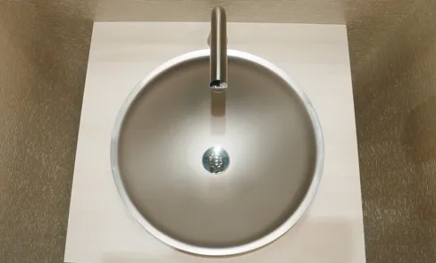 Descubra en vídeo el lavabo de diseño RAVA en acero inoxidable, que combina varias ventajas: resistente, higiénico y reciclable.