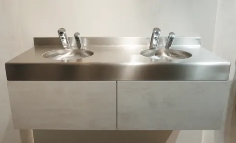 Descubra en vídeo este lavabo colectivo de diseño en acero inoxidable que realzará sus instalaciones sanitarias (bar, oficina, escuela...).