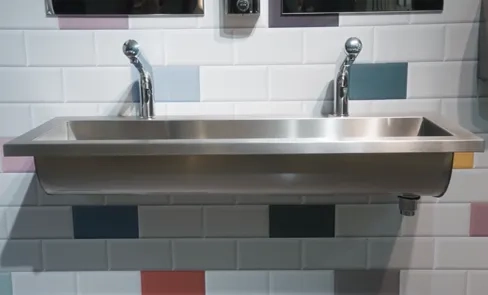 Descubra en vídeo el lavabo colectivo CANAL de acero inoxidable. Práctico, ligero y resistente. ¡Imprescindible en espacios públicos!