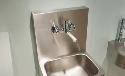 Descubra en vídeo este lavamanos hospitalario, imprescindible para la higiene de las manos. Ideal para hospitales y centros de salud.